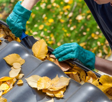 cleaning the gutter